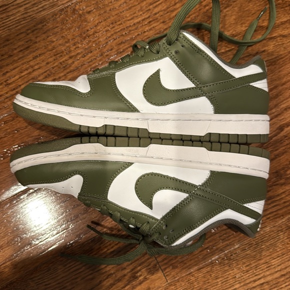 Women’s Olive Low Dunk size 6.5 - Picture 3 of 9